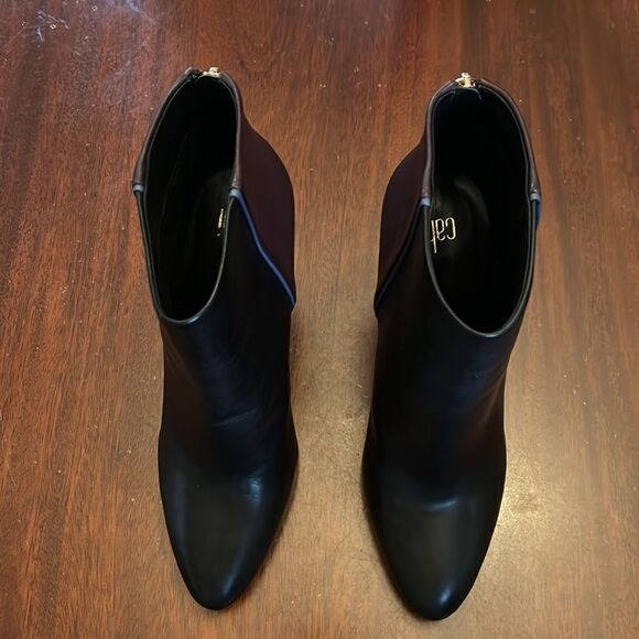 CABI black and plum leather 4” heel booties with back zipper Size 9.5 M NIB - Picture 2 of 11